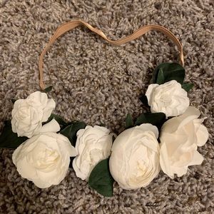 White flowers headband with elastic.